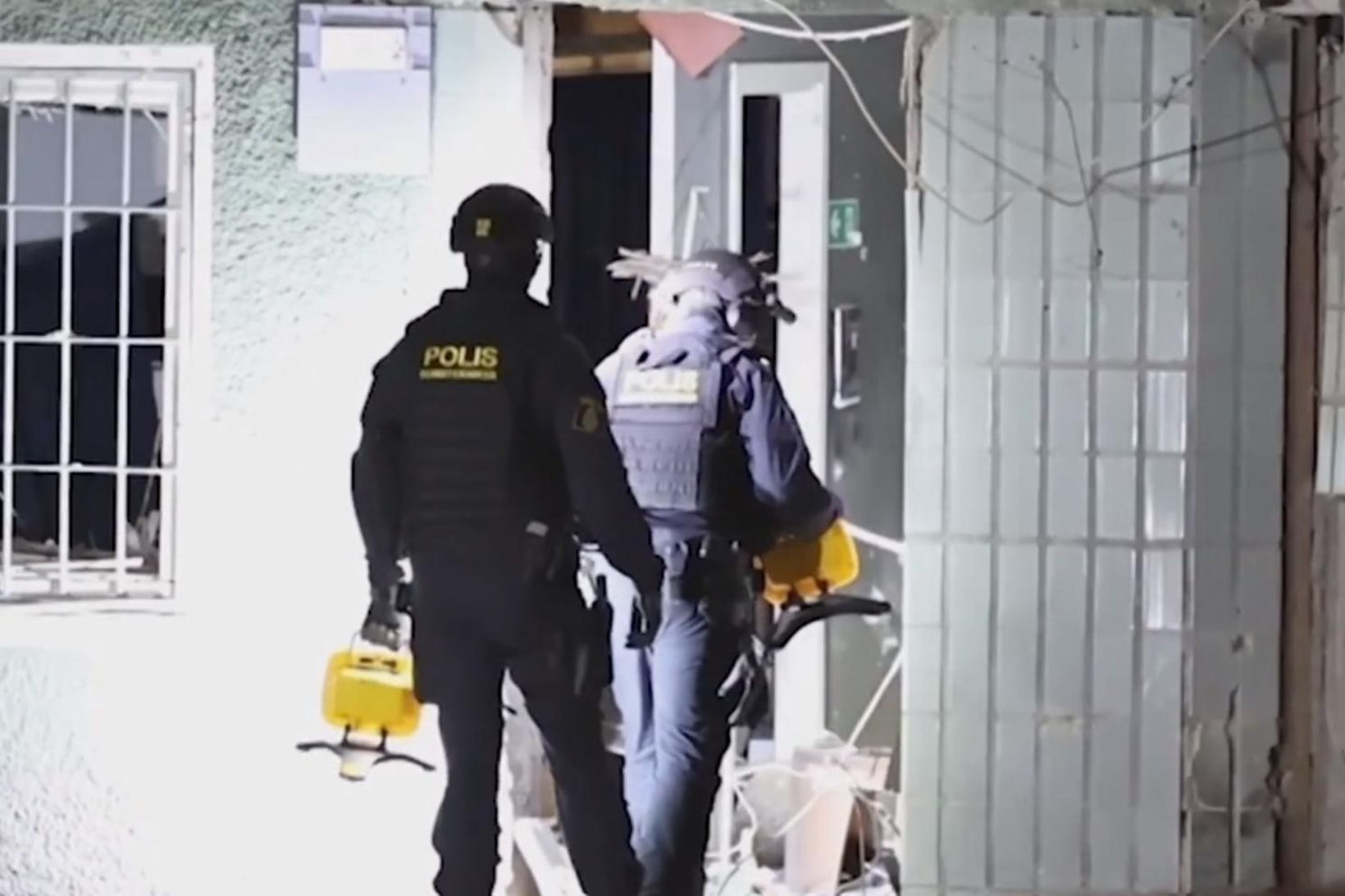 Sprengjudeild lögreglunnar í Stokkhólmi kannar vettvang sprengjutilræðis í Sundbyberg í …