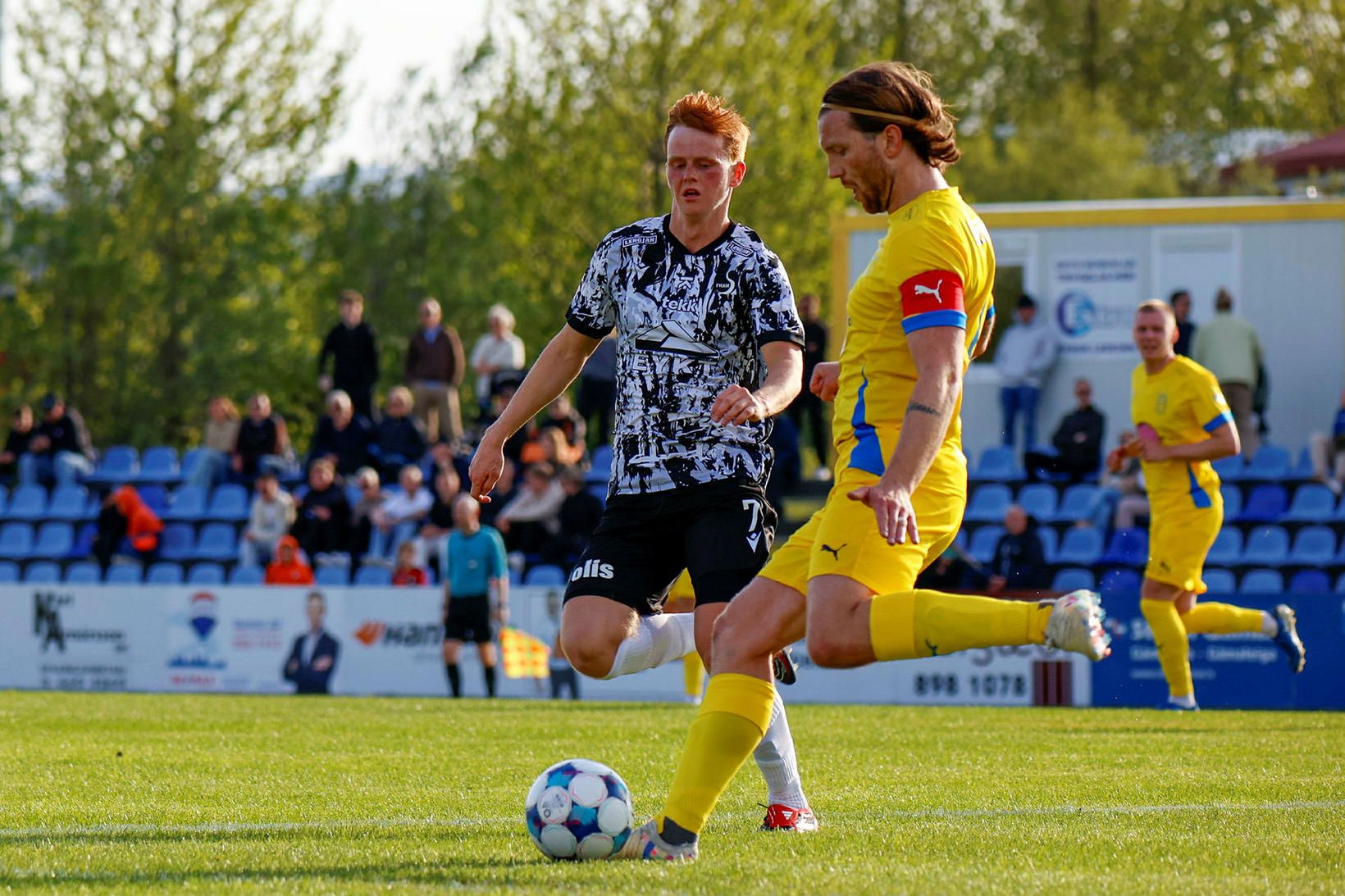 Tumi Fannar Gunnarsson úr Fylki sækir að Brynjari Gauta Guðjónssyni …