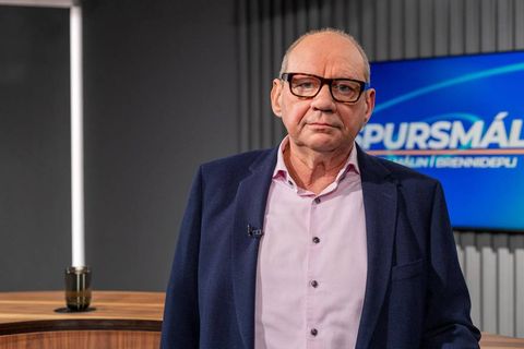 Albert Jónsson fyrrverandi sendiherra.