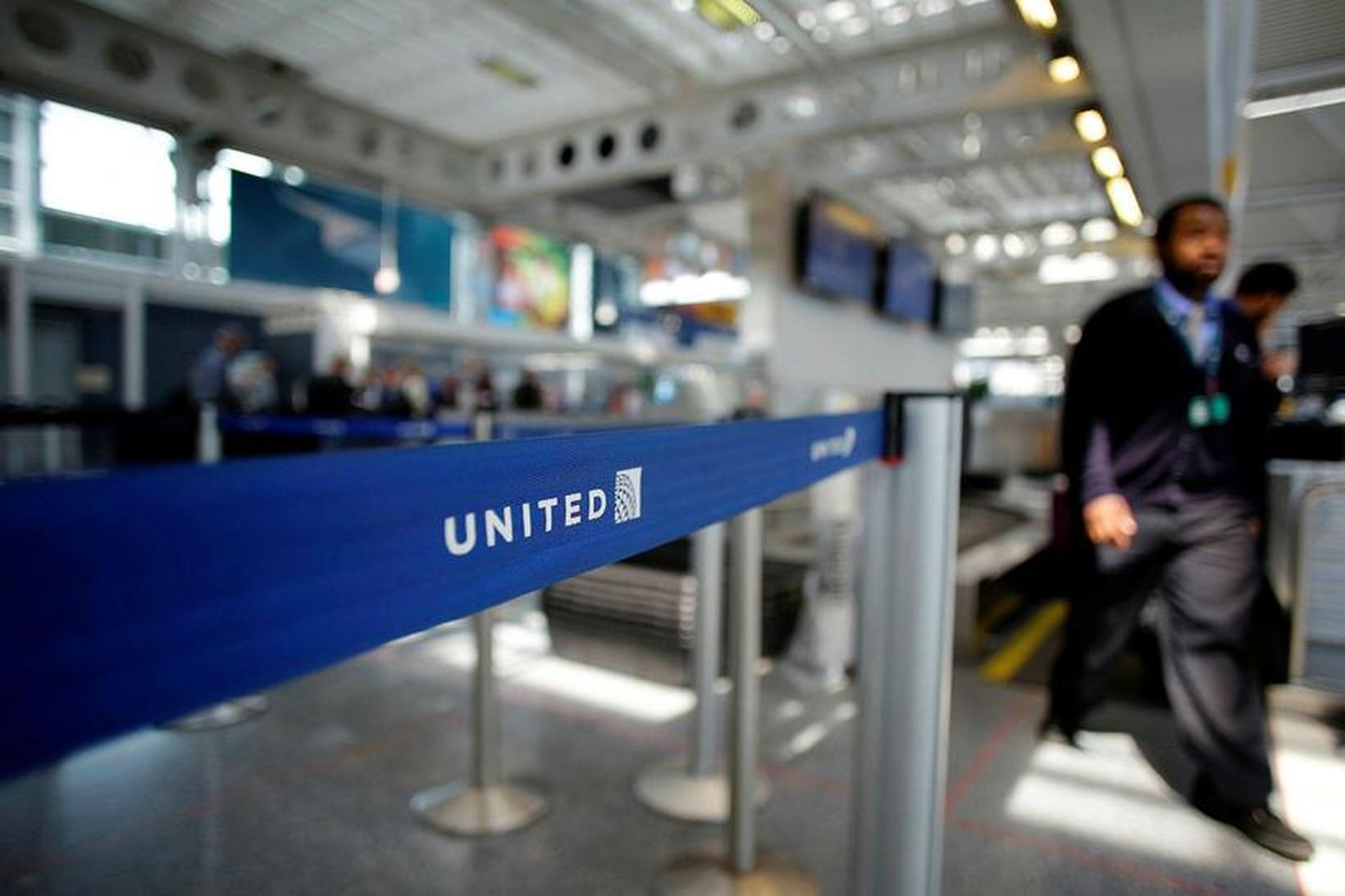 United Airlines ætlar nú að fara að greiða farþegum fyrir …