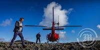 Þyrla og mannskapur við gosstöðvar á Reykjanesi