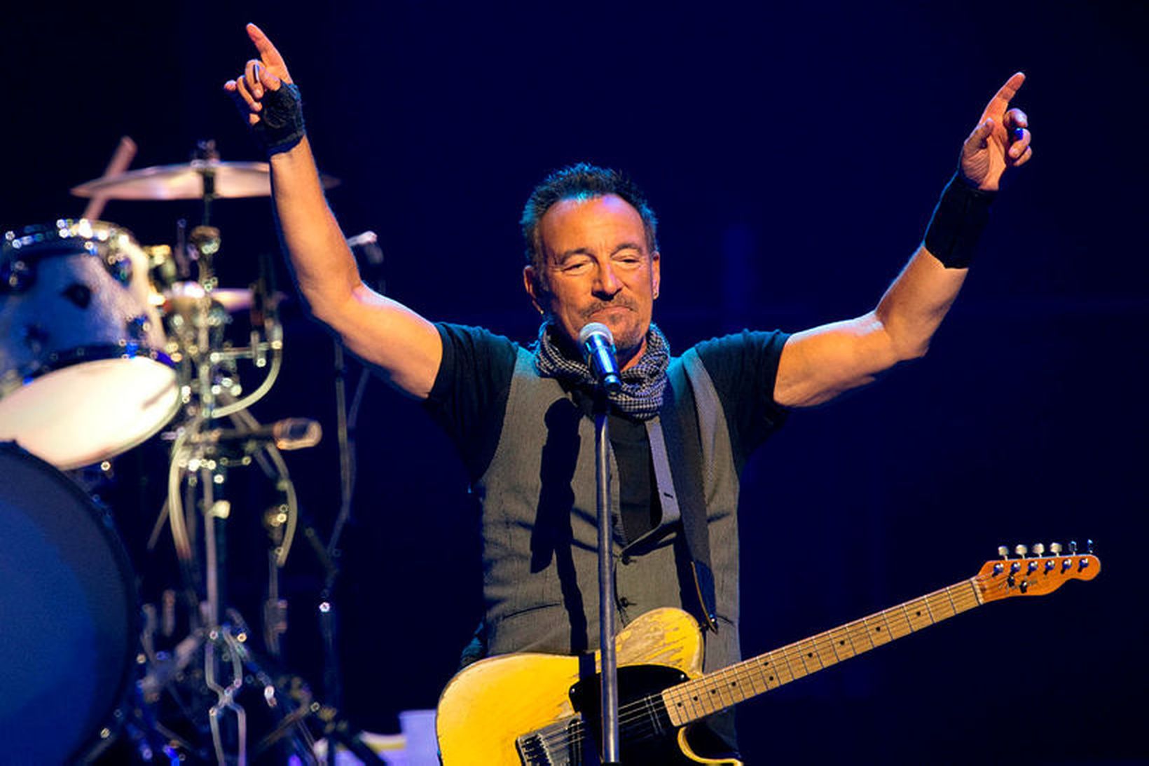 Bruce Springsteen á tónleikum í París árið 2016. Hann gefur …
