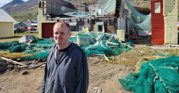 Hilmar Daníel Valgeirsson er eigandi að Aðalgötu 6b. sem fór illa í óveðri árið 2023.