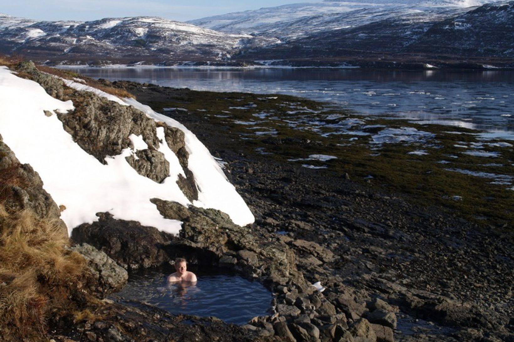 Hellulaug er í flæðamálinu við Flókalund.