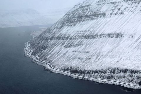 Súðavík mountain is 600 m high and very steep and Thoroddsen says it is impossible to set up adequate protection for avalanches.