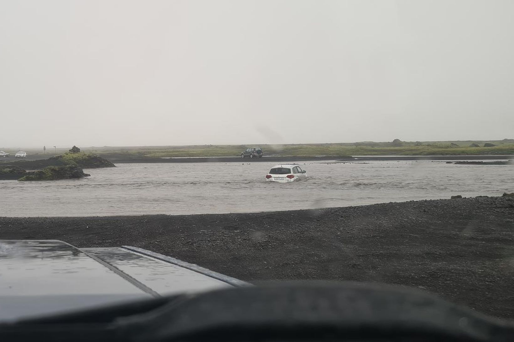 Þrír bílar skildir eftir við vaðið.