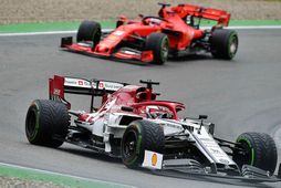 Kimi Räikkönen á ferð í Hockenheim en eftir kemur Sebastian Vettel á Ferrari.