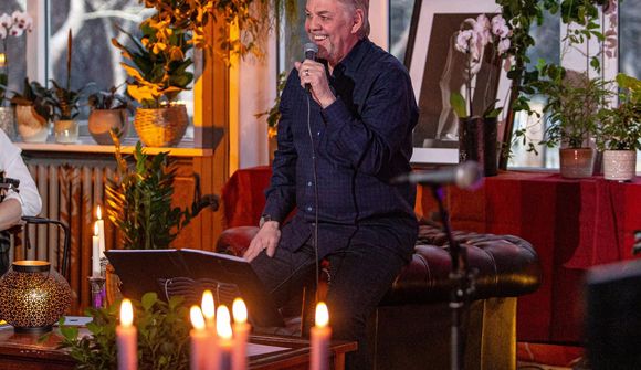 Helgi Björns syngur fyrir fyrsta barnabarnið
