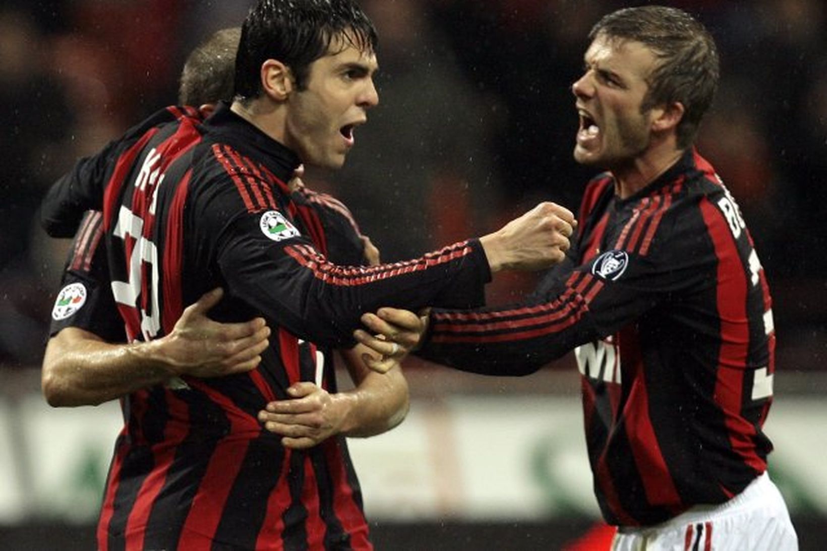 David Beckham, til hægri, fagnar Kaká eftir jöfnunarmark, 1:1, gegn …