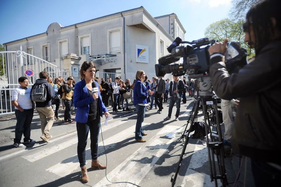 Nemendur Fenelon Notre-Dame menntaskólans í La Rochelle fylgjast með frönskum sjónvarpsmönnum að störfum við skólann.