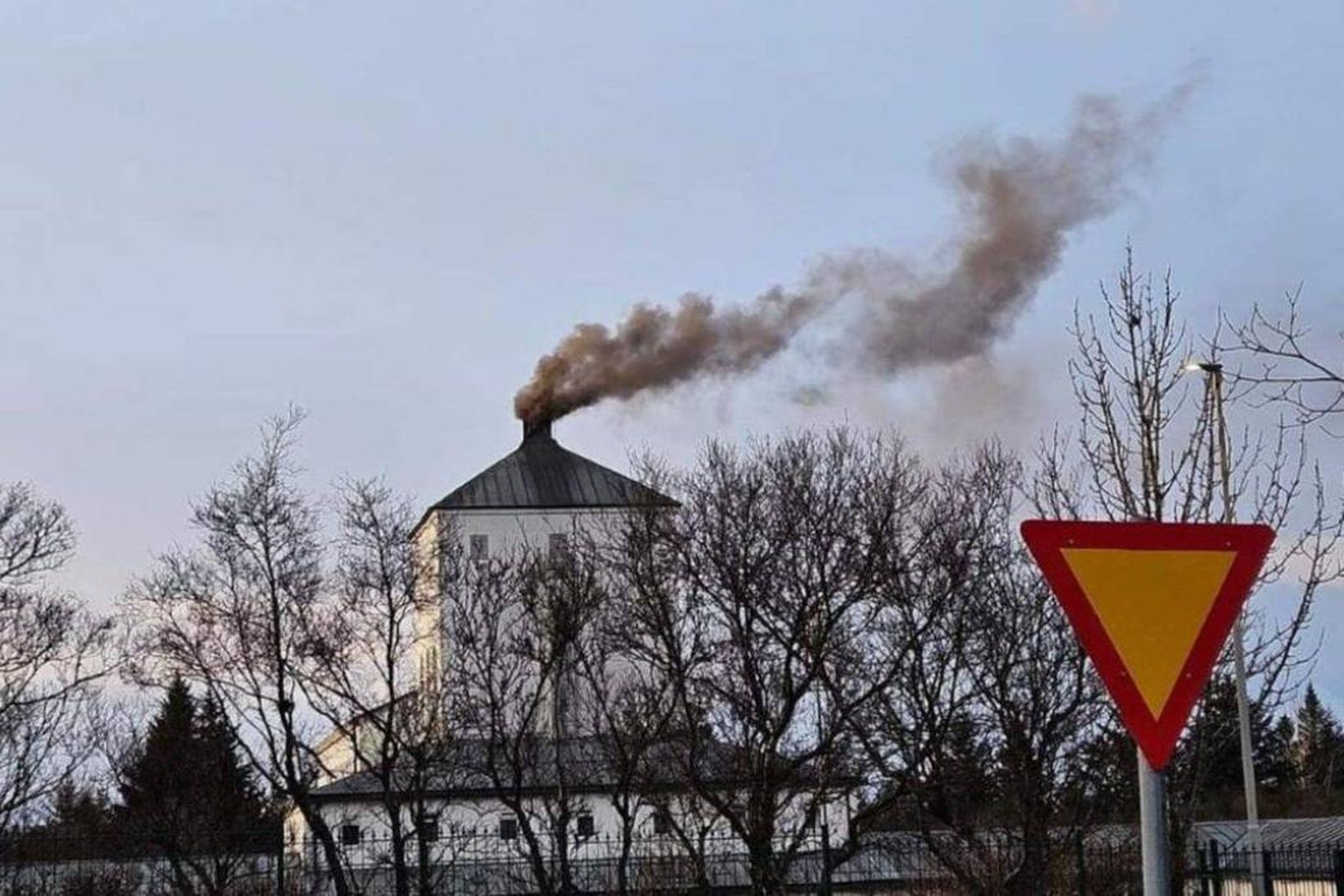 Reykur og öskufall frá líkbrennslunni í Fossvogi valda íbúum ama. …