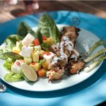 Bragðgóður satay-kjúklingur á spjóti í sumarlegu salati


