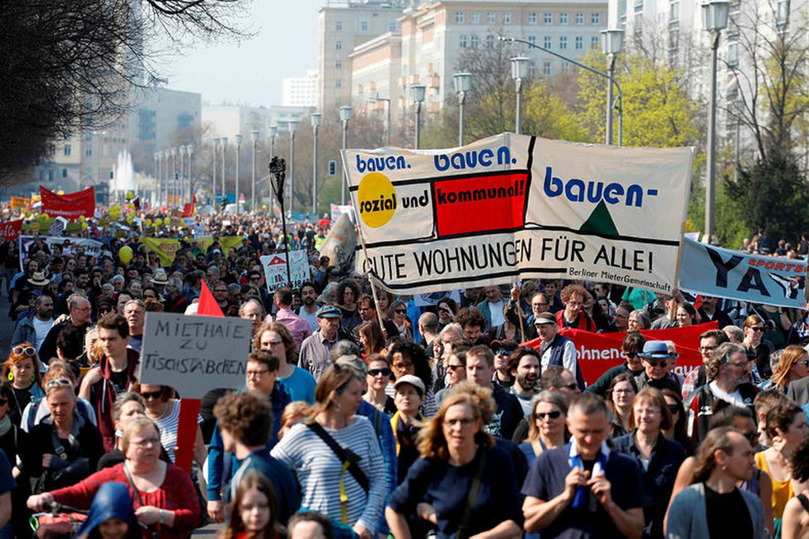 Gengið eftir Karl-Marx-Allee í Berlín.