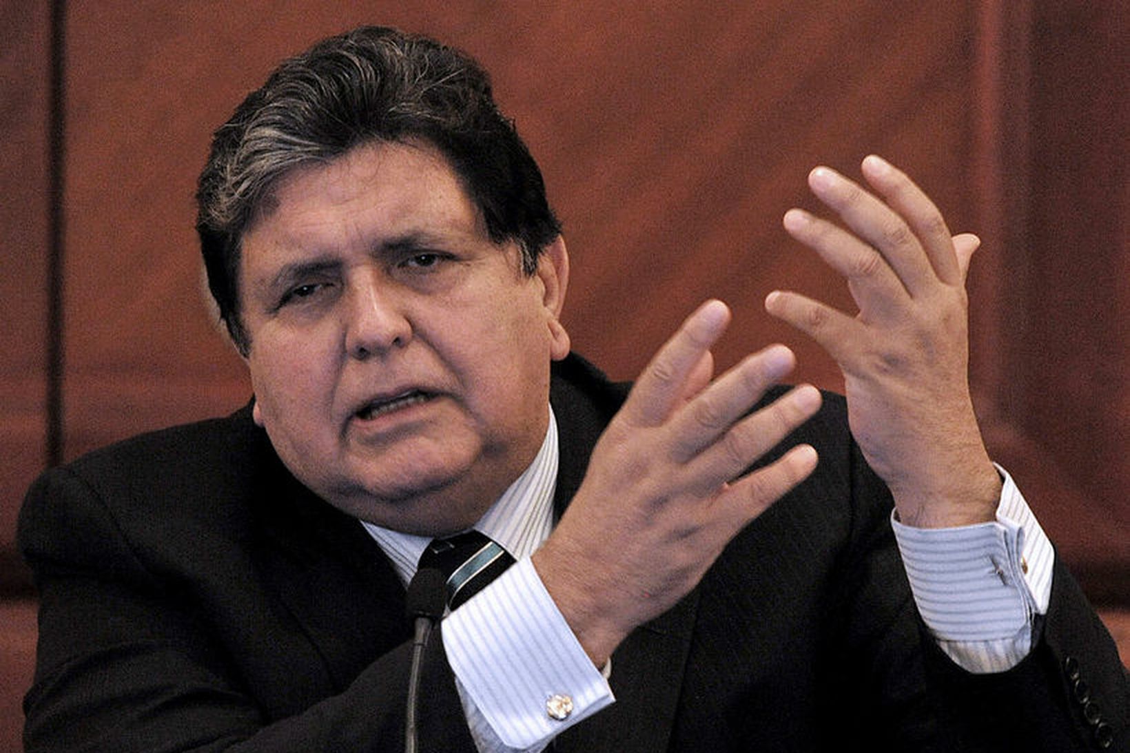 Alan Garcia fyrrverandi forseti Perú skaut sig í höfuðið þegar …