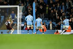 Matheus Nunes skorar sigurmark Manchester City í kvöld.