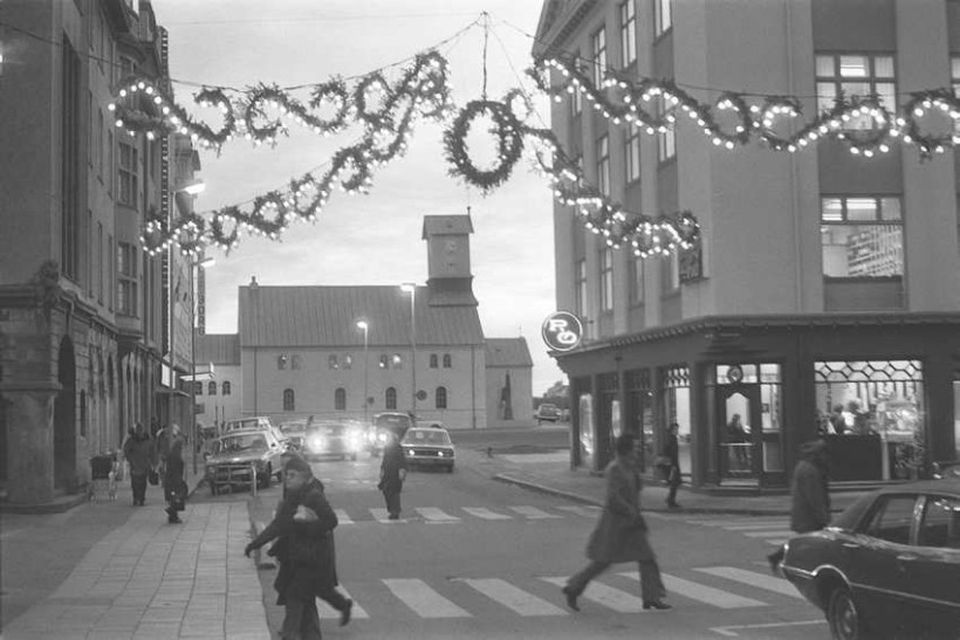 Jólaskreytingar í Austurstræti árið 1976.