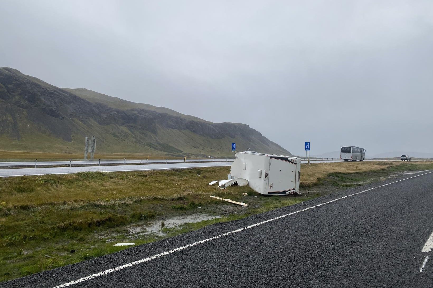 Á Kjalarnesi er búist við vindhviðum yfir 25 m/s í …