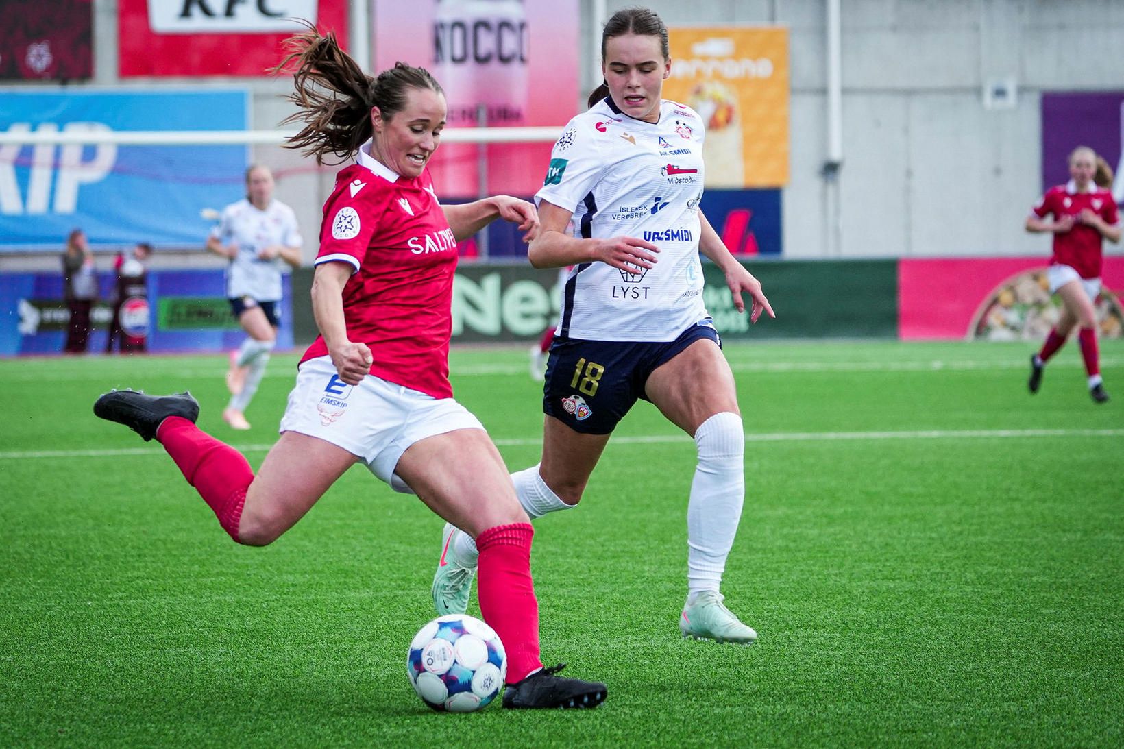 Fanndís Friðriksdóttir og Bríet Jóhannsdóttir í leik Vals og Þórs/KA …