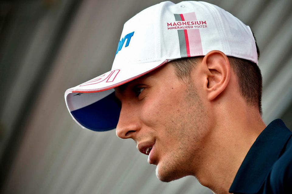 Franski ökumaðurinn Esteban Ocon hjá Force India ræðir við blaðamenn í Belgíu í dag.