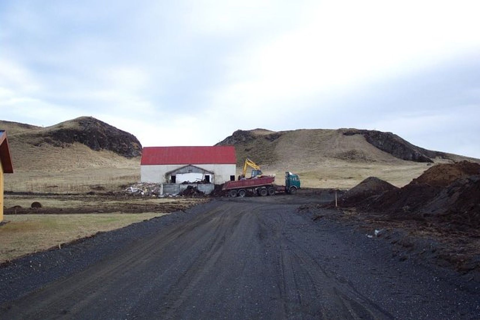 Bærinn Stórólfshvoll er í nágrenni Hvolsvallar, líkt og Skálakot, þar …