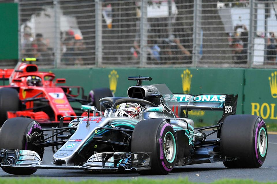 Framan af var það Kimi Räikkönen sem atti kappi við Lewis Hamilton.