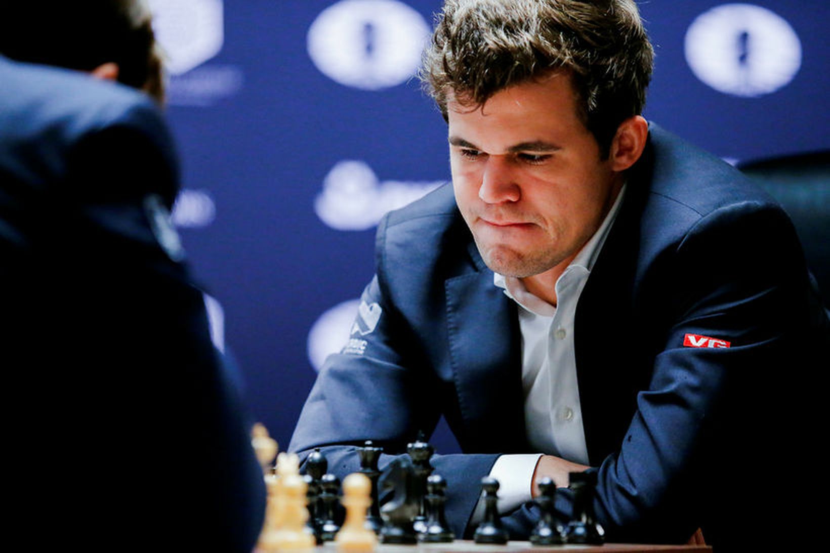 Carlsen og Karjakin takast á við taflborðið í New York …
