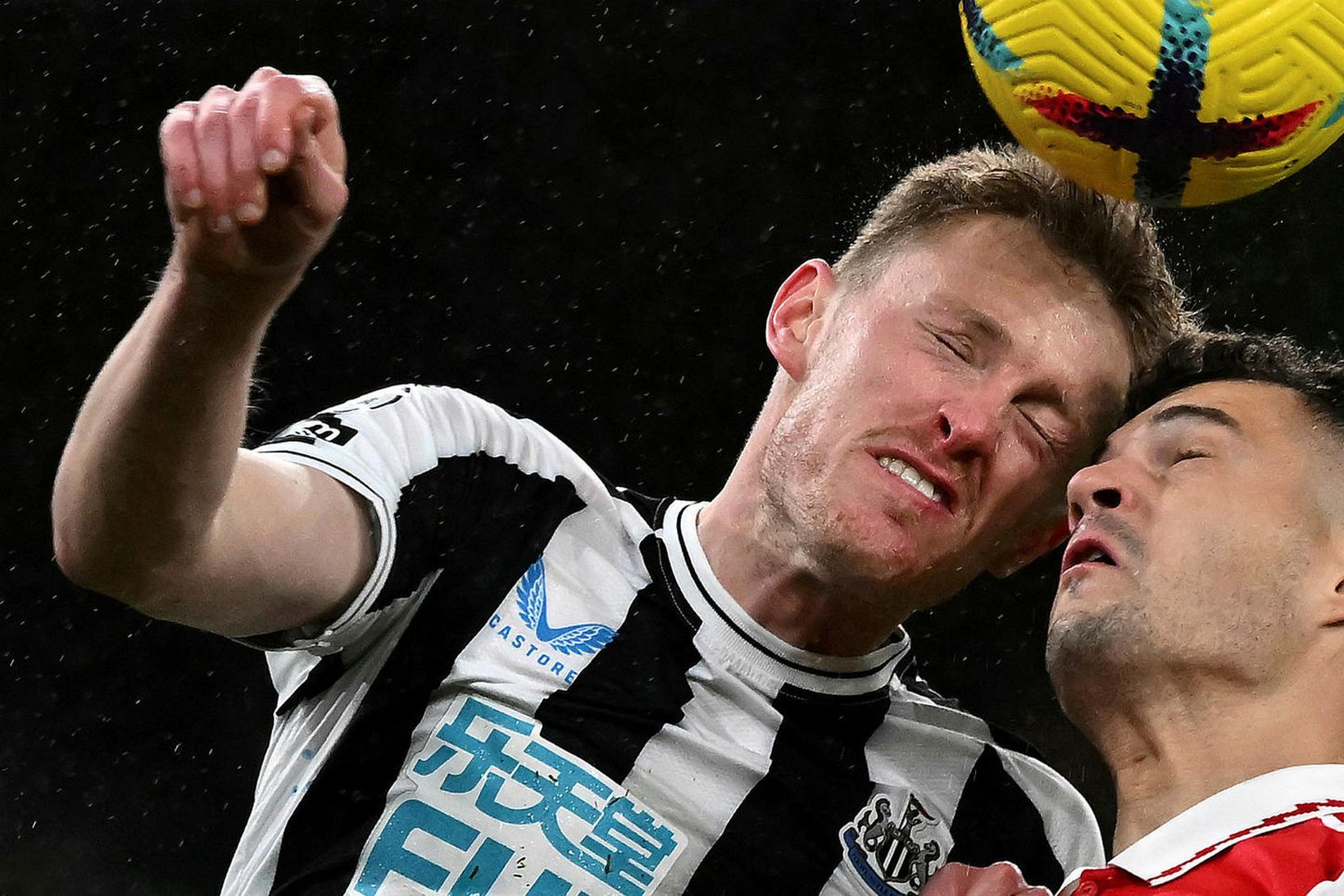 Sean Longstaff, t.v., í baráttunni við Graint Xhaka, fyrrverandi leikmann …