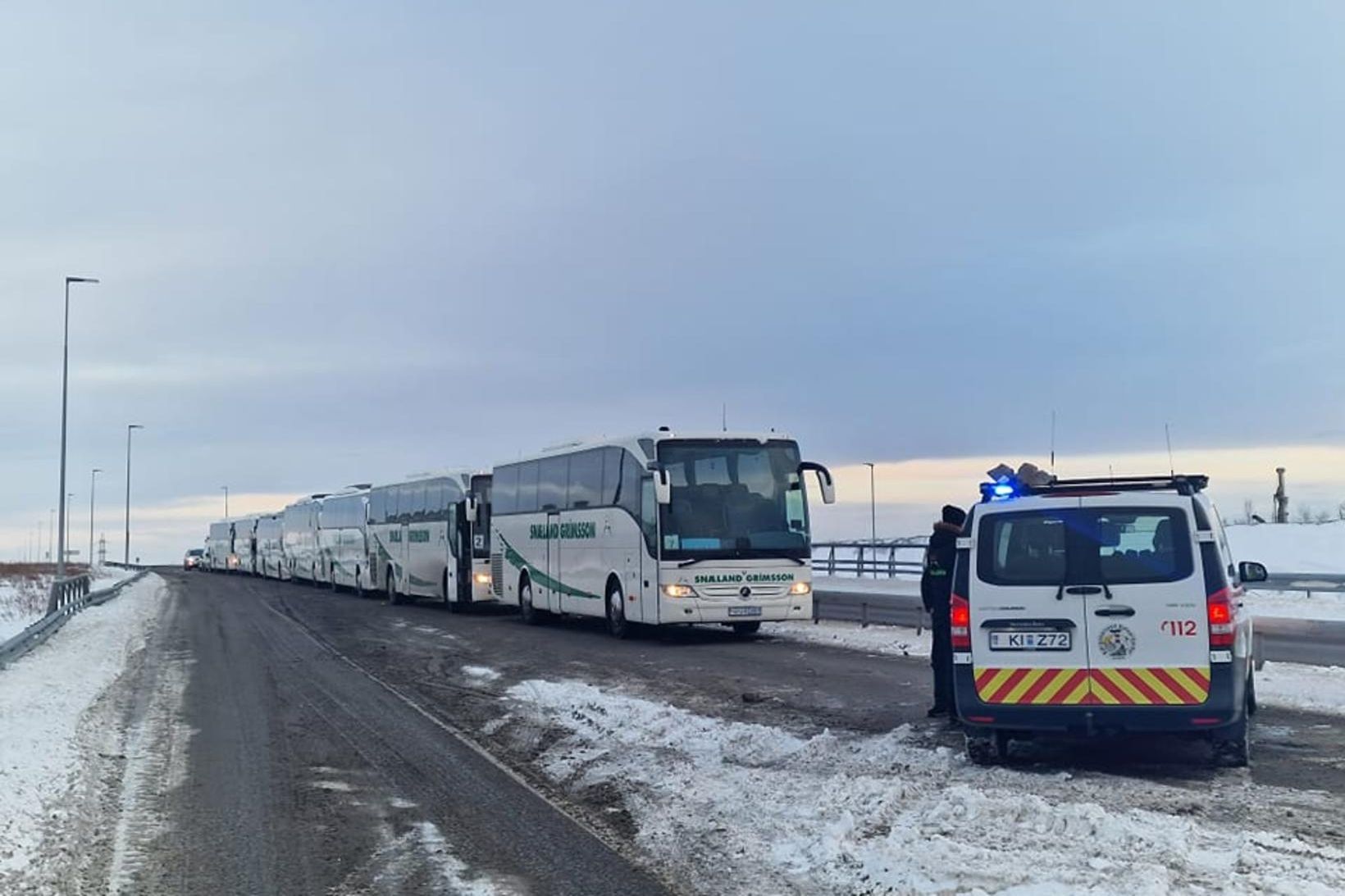 Sjö rútur Snælands bíða mannlausar við Straumsvík og 370 farþegar …