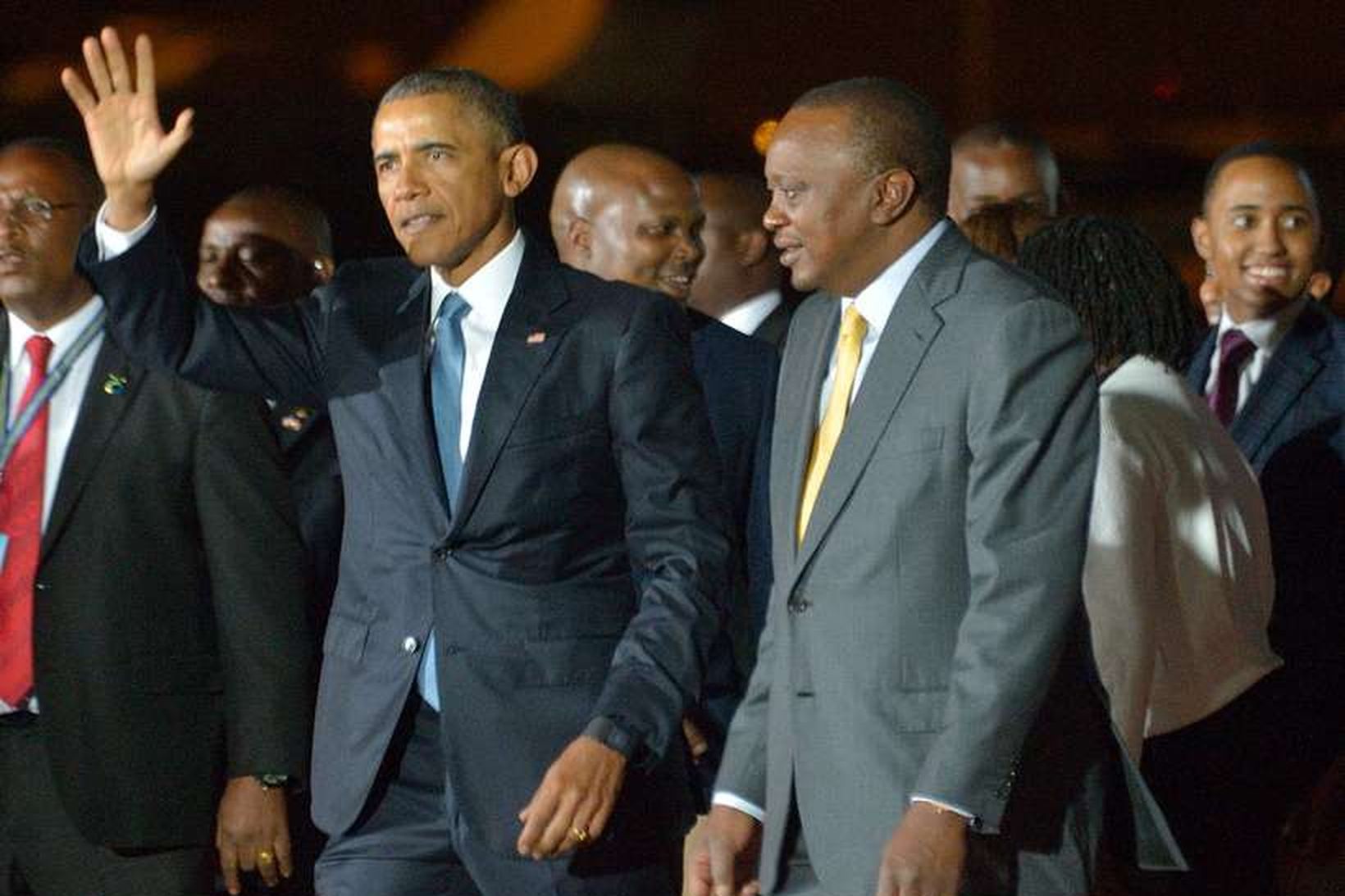 Barack Obama, forseti Bandaríkjanna, á flugvellinum í Nairobi ásamt forseta …