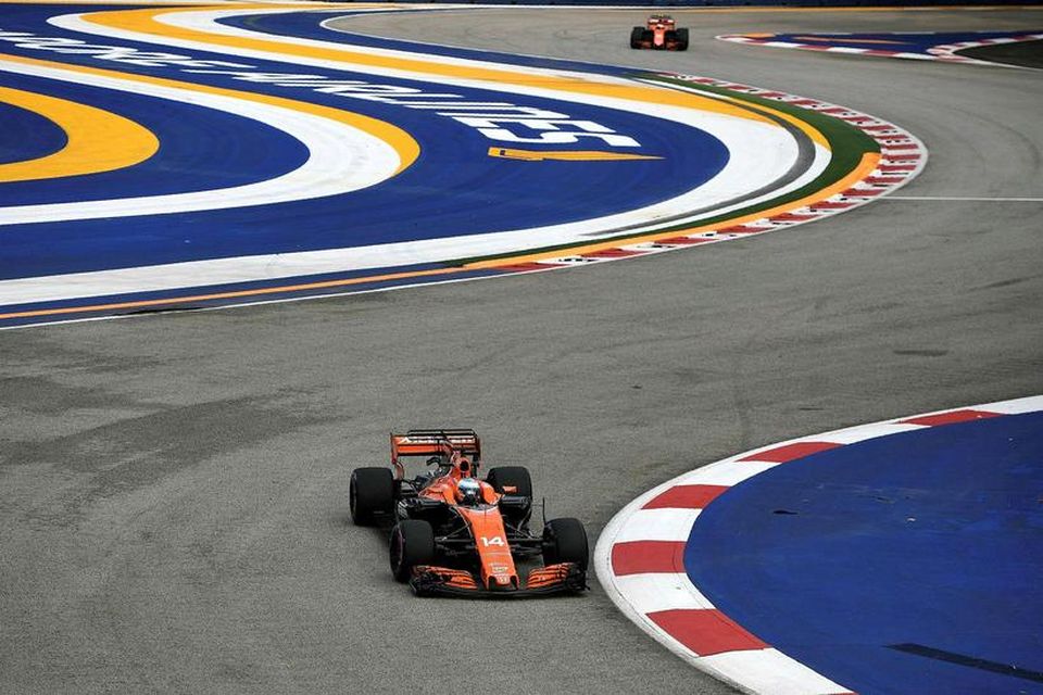 Fernando Alonso á McLarenbílnum í Sigapúrí morgun.
