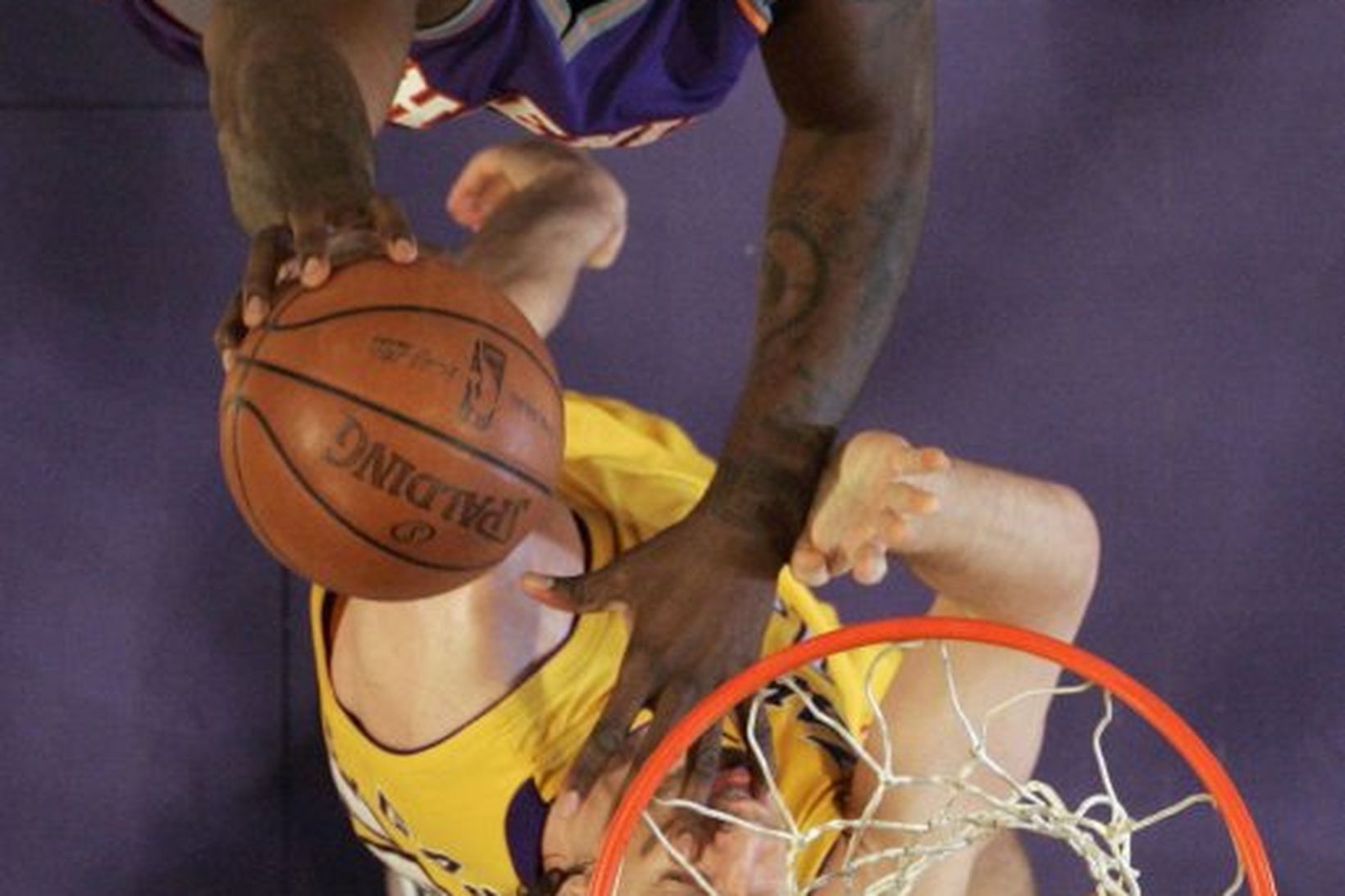 Shaquille O'Neal treður hér yfir Pau Gasol.