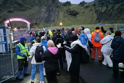 Það er helling af fólki á leiðinni í Herjólfsdal.