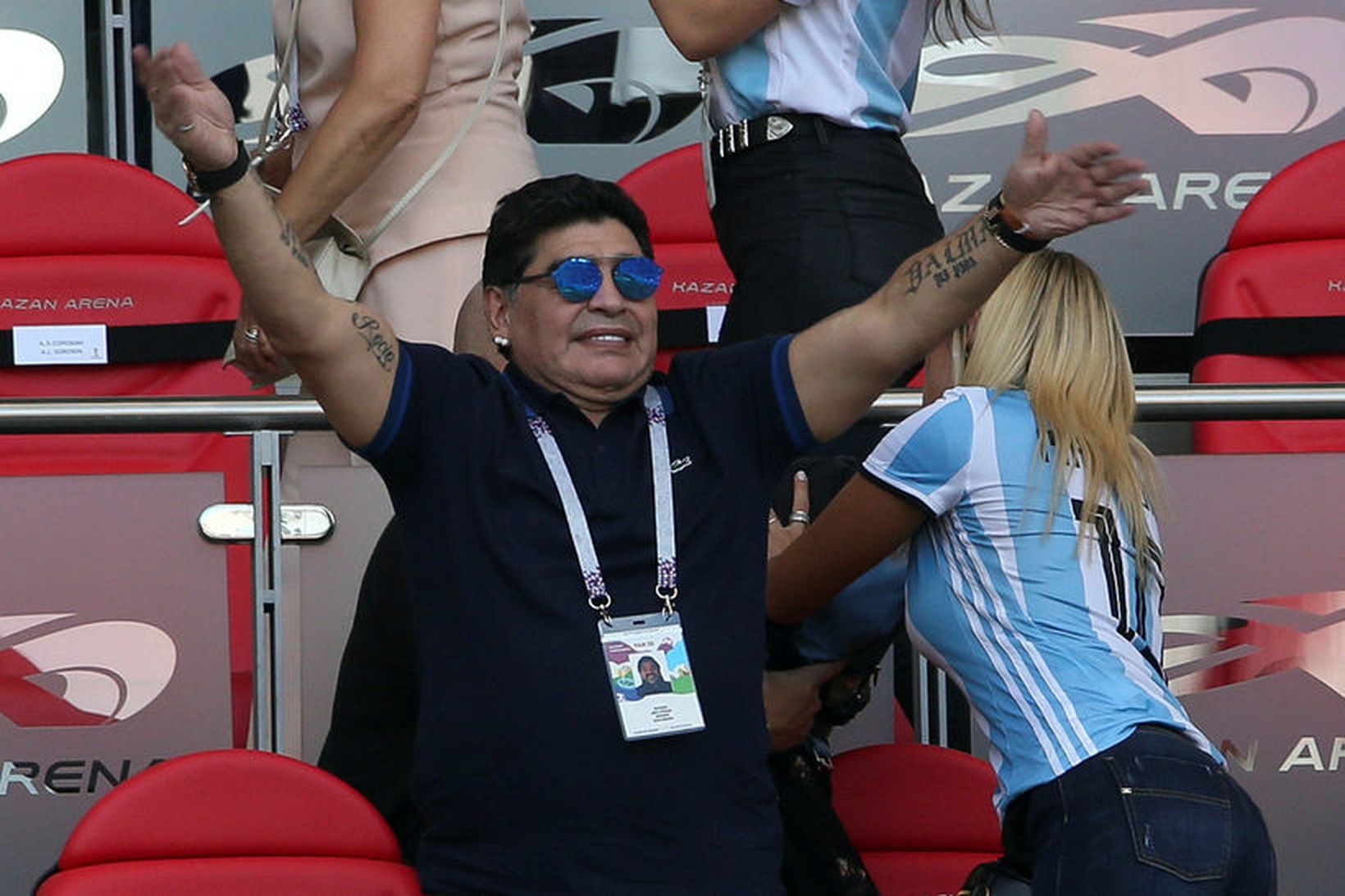 Maradona ásamt unnustu sinni á HM í Rússlandi.
