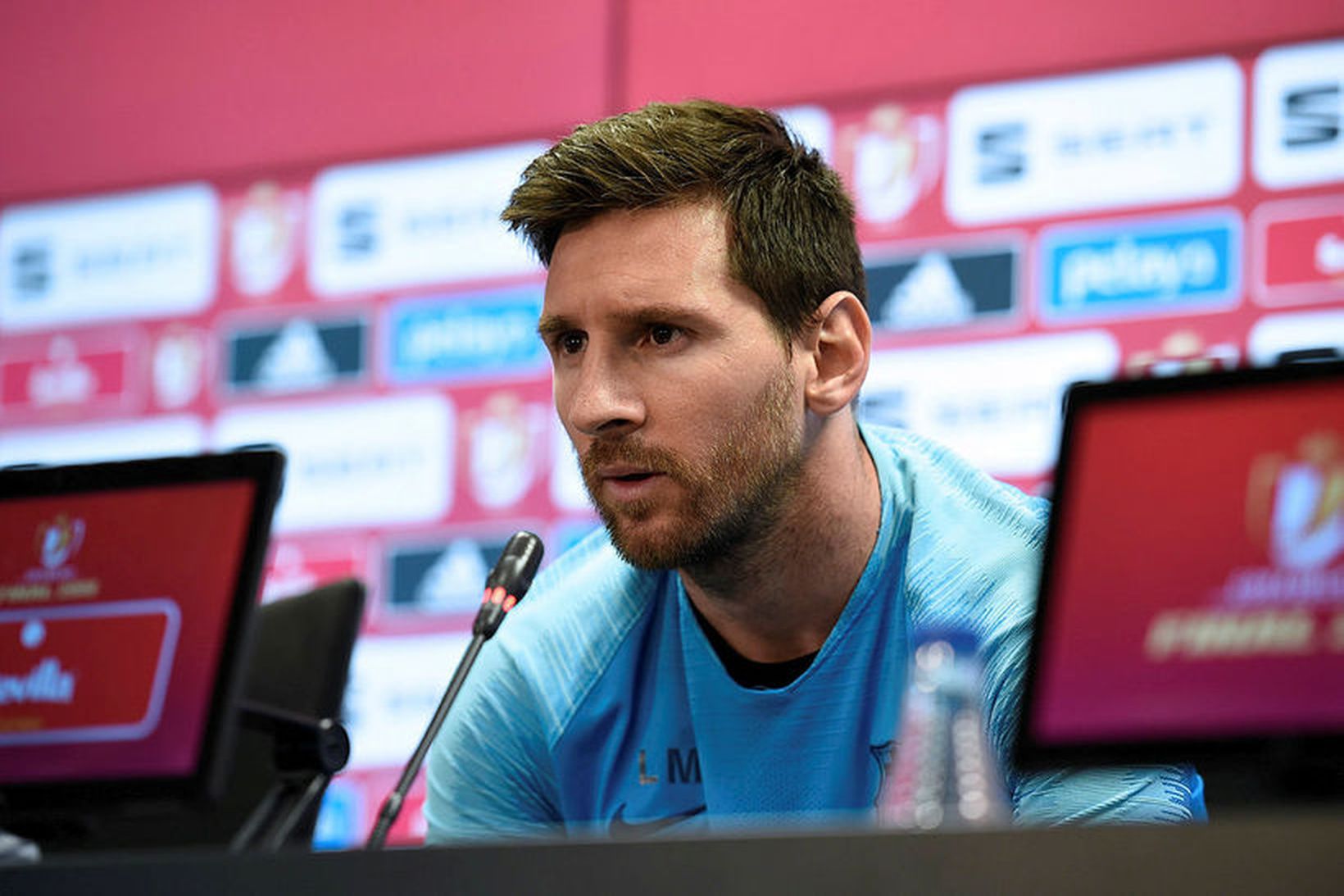 Lionel Messi er ekki vanur því að mæta á blaðamannafundi …