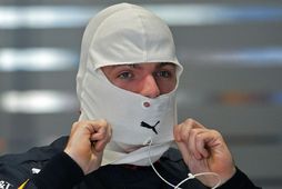 Max Verstappen skrýðist fyrir akstur í Interlagosbrautinni í Sao Paulo.