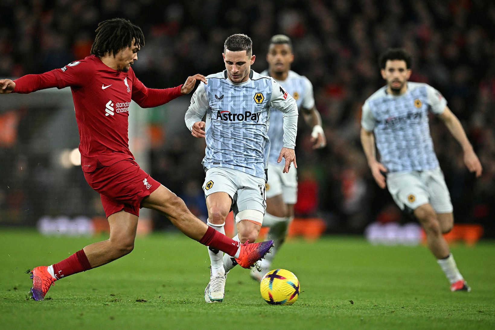 Daniel Podence í leik með Wolves gegn Liverpool.