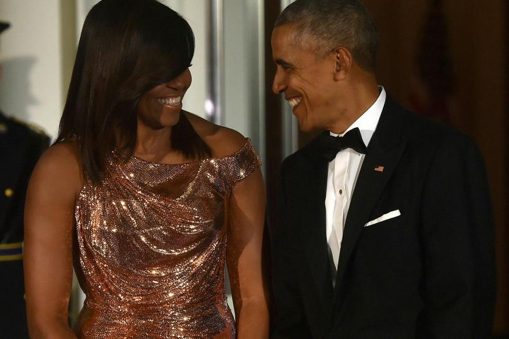 Barack Obama og Michelle Obama flissuðu saman á meðan þau …