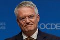 Skýrsla Framkvæmdastjóri OECD er Mathias Cormann. Í skýrslu OECD er lögð áhersla á að stjórnvöld haldi áfram umbótum í regluumhverfi.