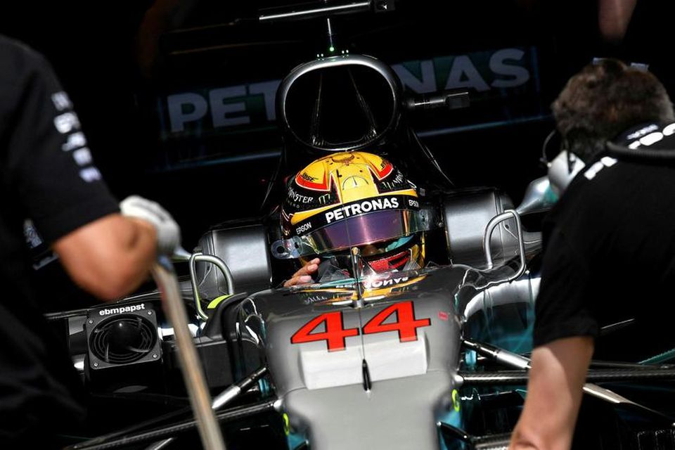 Lewis Hamilton býr sig undir aksturslotu í tímatöku ungverska kappakstursins í Hungaroring við Búdapest.