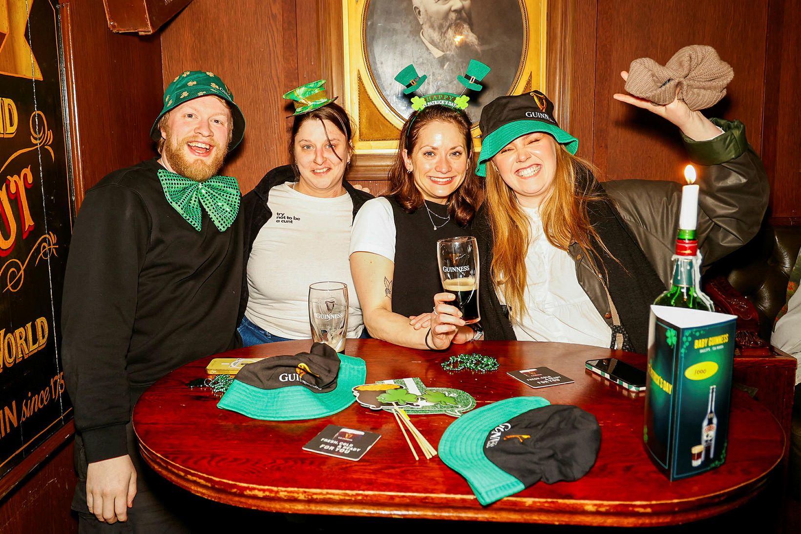 Þegar er farin að myndast góð stemning á Irishman Pub …