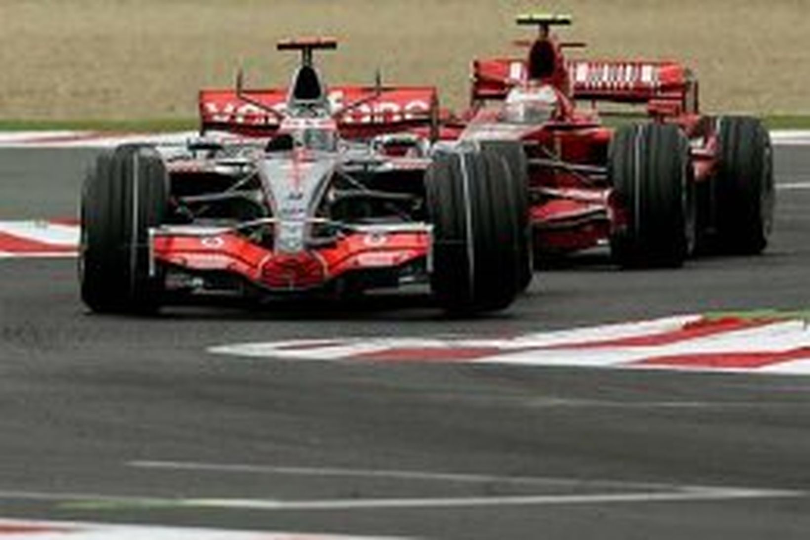 Alonso með Räikkönen á hælunum á fyrri æfingunni í Magny-Cours …