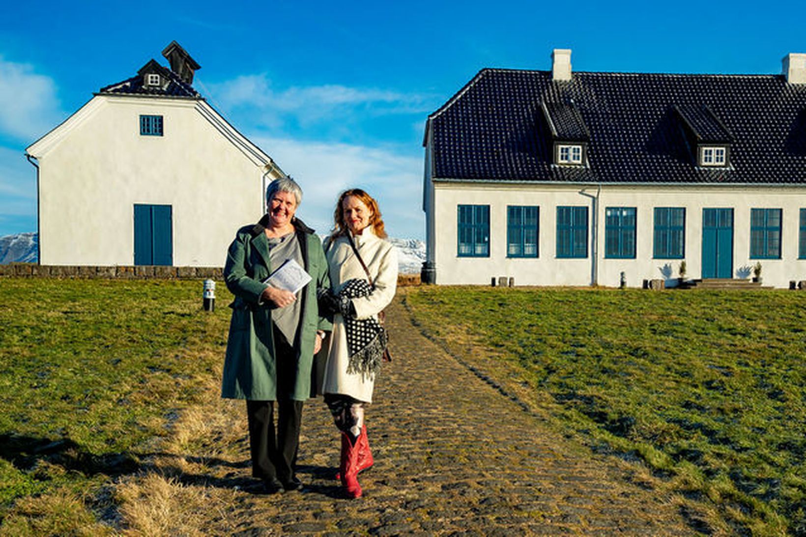 Þórunn Jarla Valdimarsdóttir og Hrefna Róbertsdóttir í Viðey.