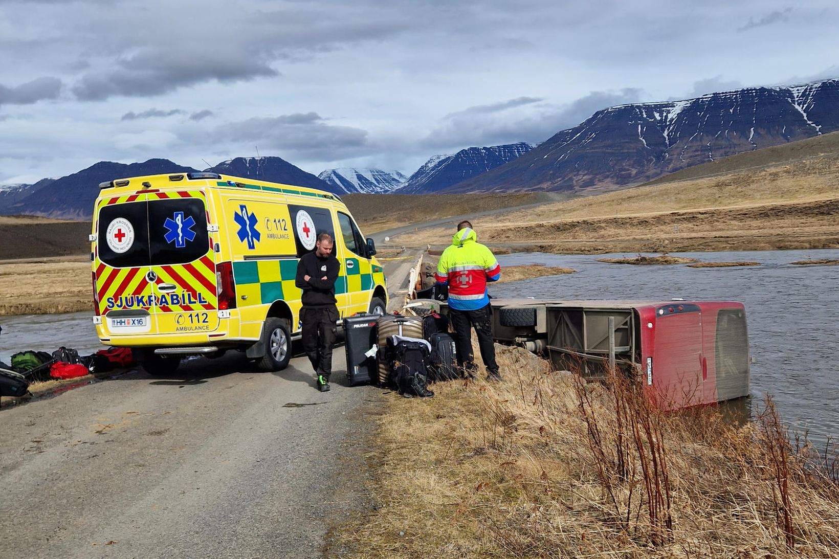 Rúta valt ofan í Húseyjarkvísl í gær. Sjö voru flutt …