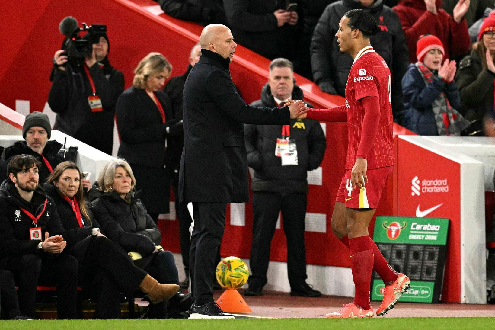 Arne Slot og Virgil van Dijk ræða málin.