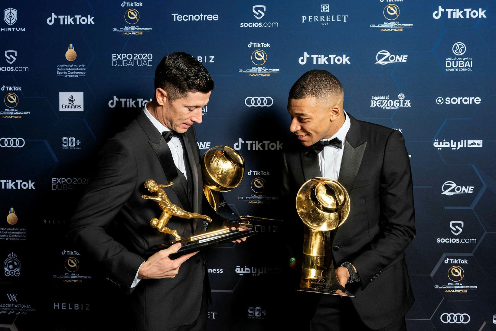 Robert Lewandowski og Kylian Mbappé með viðurkenningar.