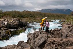 Ferðamenn taka sjálfu við Miðfoss í Brúará.