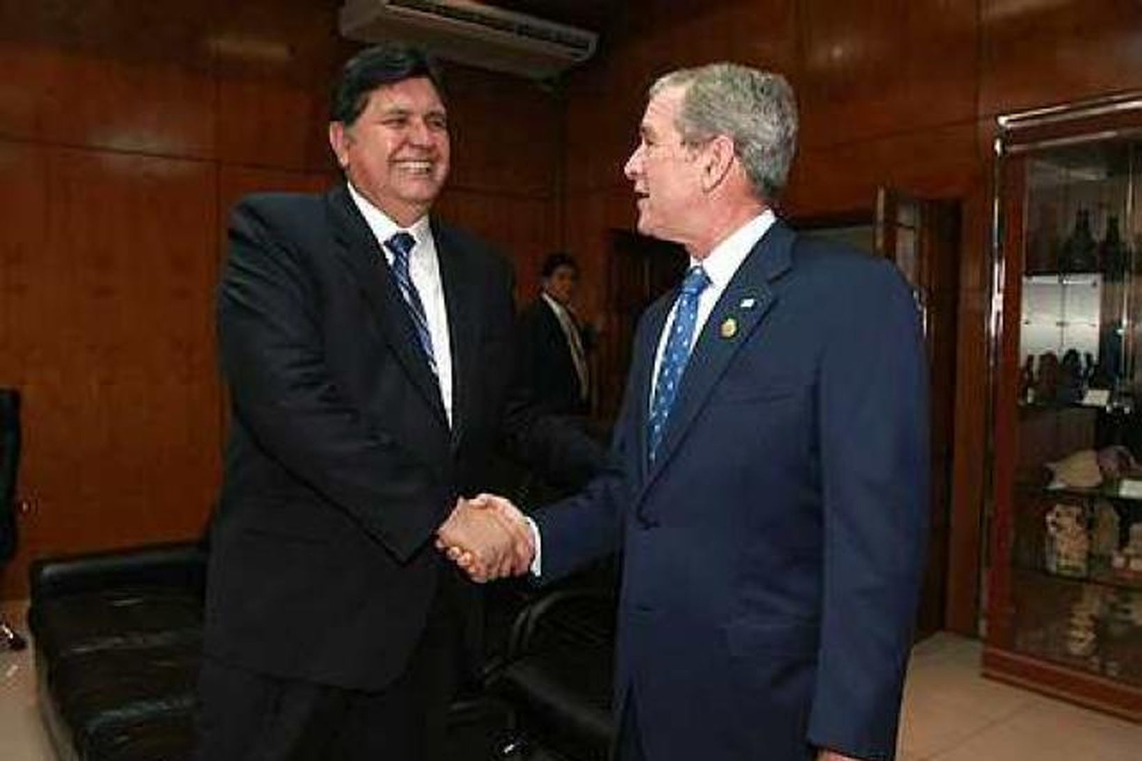 Alan Garcia, forseti Perú, þakkar einnig George W. Bush fyrir …