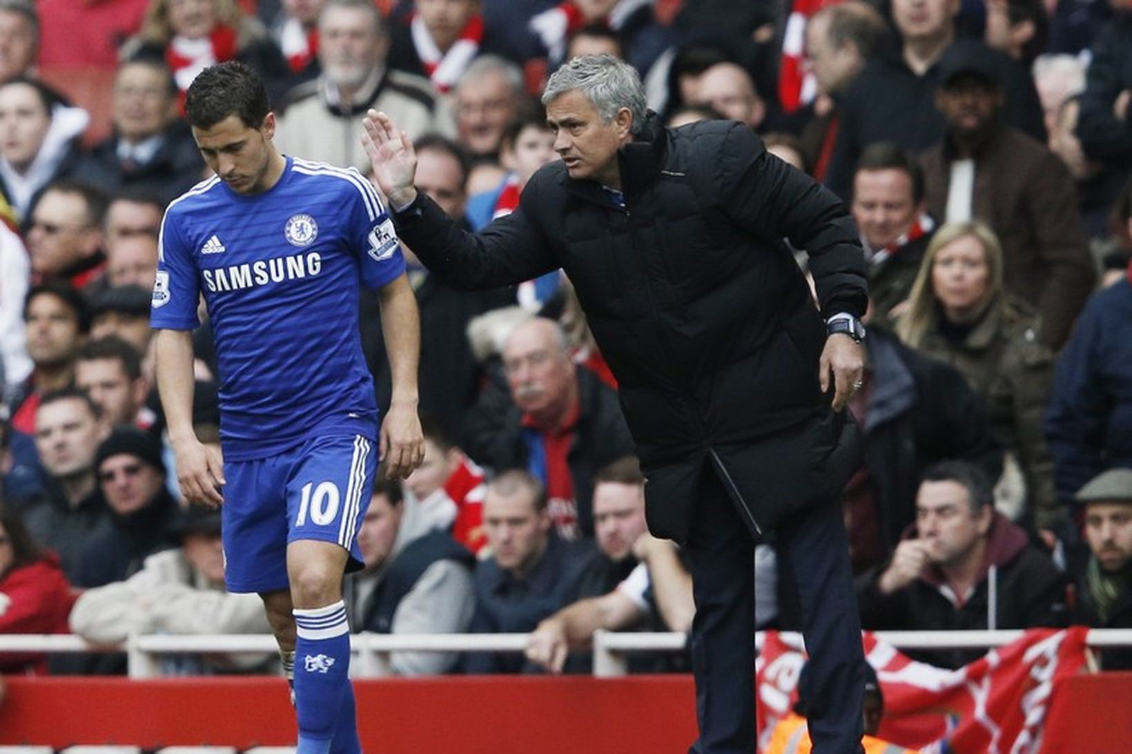 Eden Hazard og Jose Mourinho ræða saman í leik á …