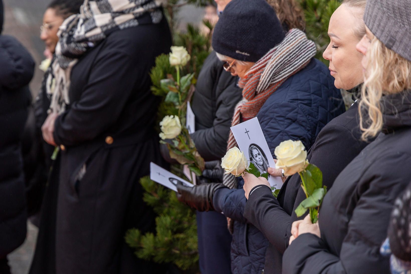 Fyrir utan kirkjuna stóð fólk heiðursvörð.