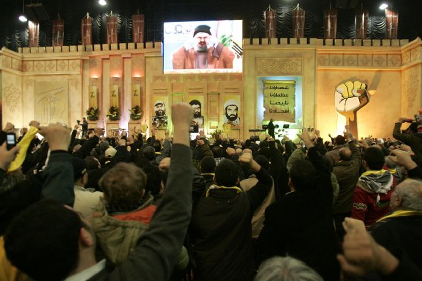 Liðsmenn Hizbollah hlusta á leiðtoga sinn, Sayyed Hassan Nasrallah, flytja …